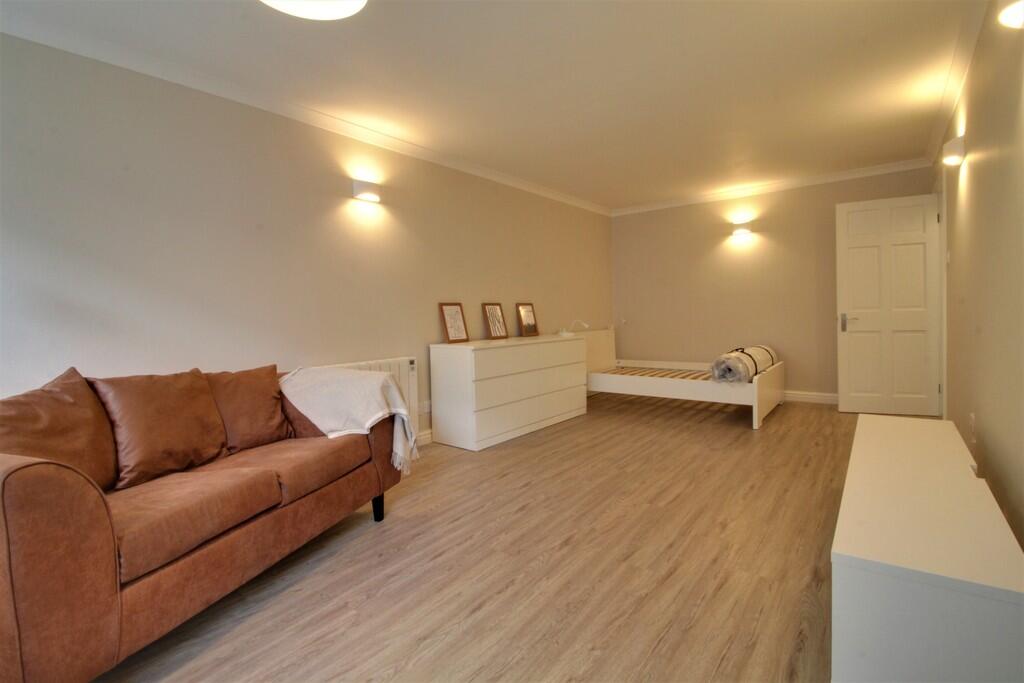 4 bed Studio for rent in Birmingham. From James Laurence Sales and Lettings - Birmingham 4 bed Studio for rent in Birmingham. From James Laurence Sales and Lettings - Birmingham