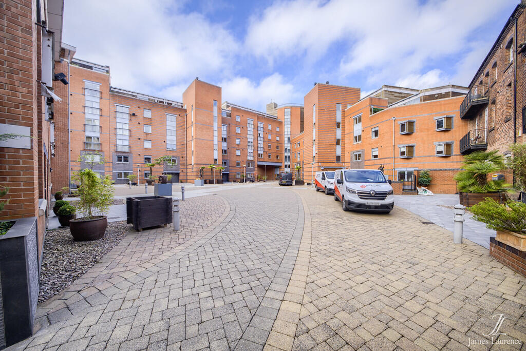 4 bed Studio for rent in Birmingham. From James Laurence Sales and Lettings - Birmingham 4 bed Studio for rent in Birmingham. From James Laurence Sales and Lettings - Birmingham