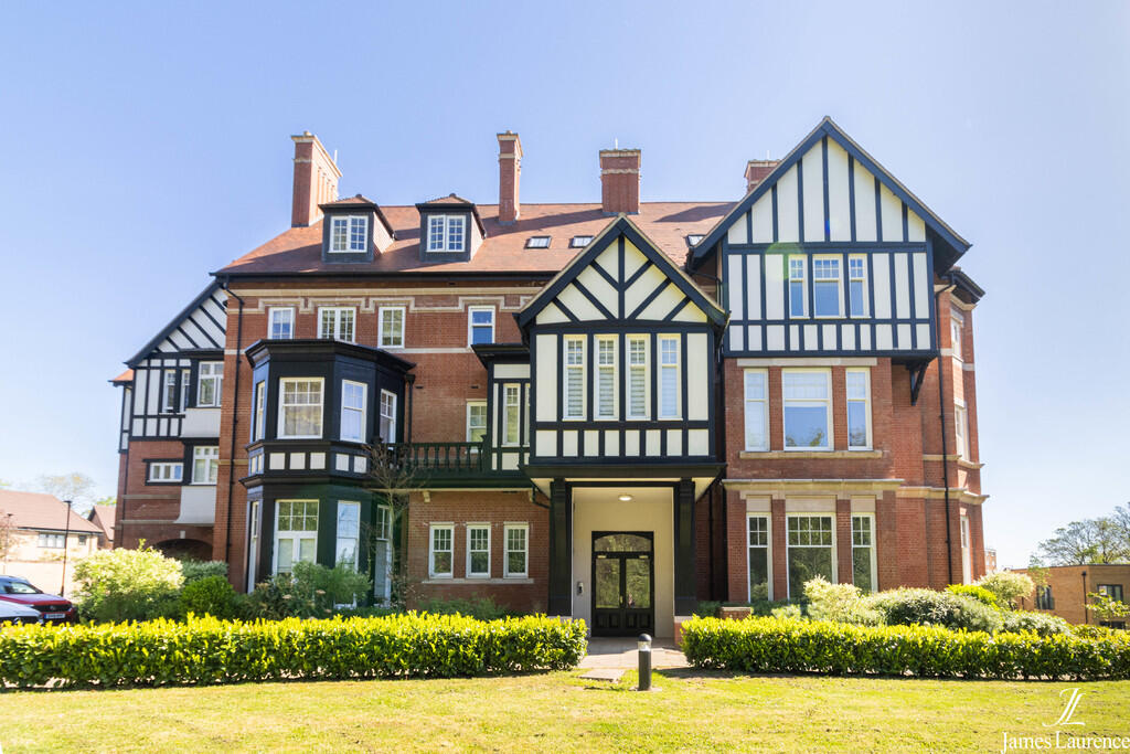 3 bed Apartment for rent in Headley Heath. From James Laurence Sales and Lettings - Birmingham