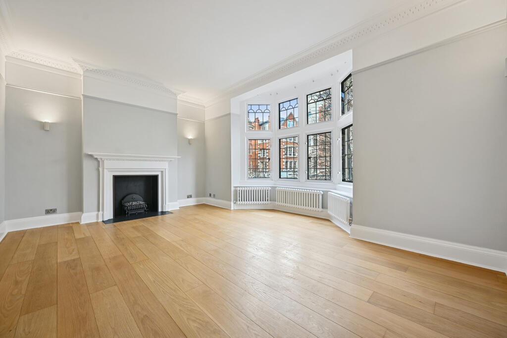 3 bed 1st Floor Flat for rent in London. From Jeremy James and Company