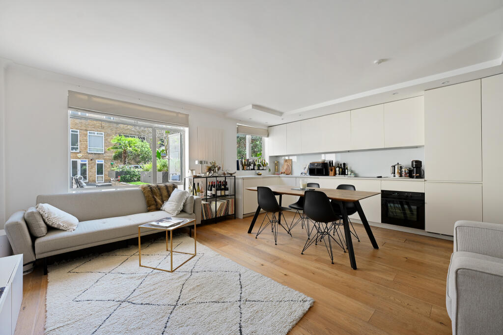 2 bed 1st Floor Flat for rent in London. From Jeremy James and Company