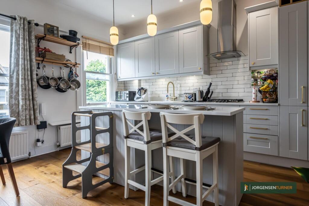 3 bed 1st Floor Flat for rent in Paddington. From Jorgensen Turner
