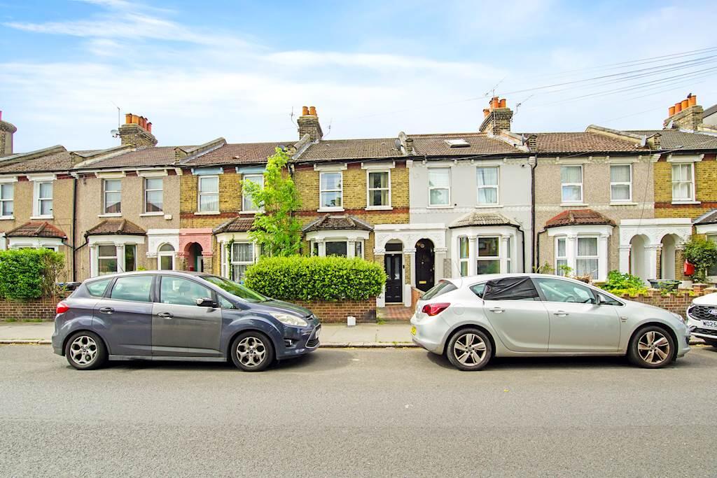2 bed Mid Terraced House for rent in Croydon. From Jukes & Co Estate Agents - South Norwood