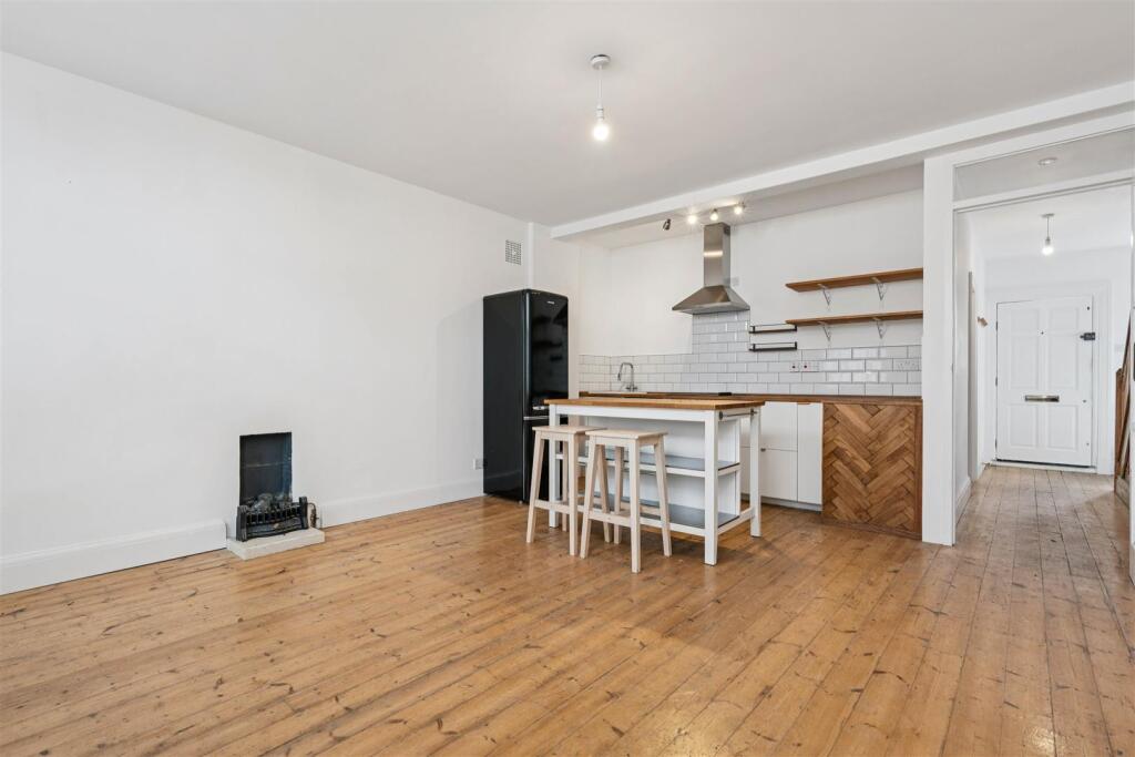 3 bed 1st Floor Flat for rent in London. From Keating Estates - Clapham