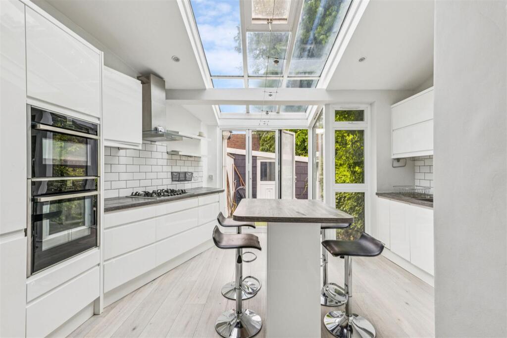 3 bed 1st Floor Flat for rent in London. From Keating Estates - Herne Hill