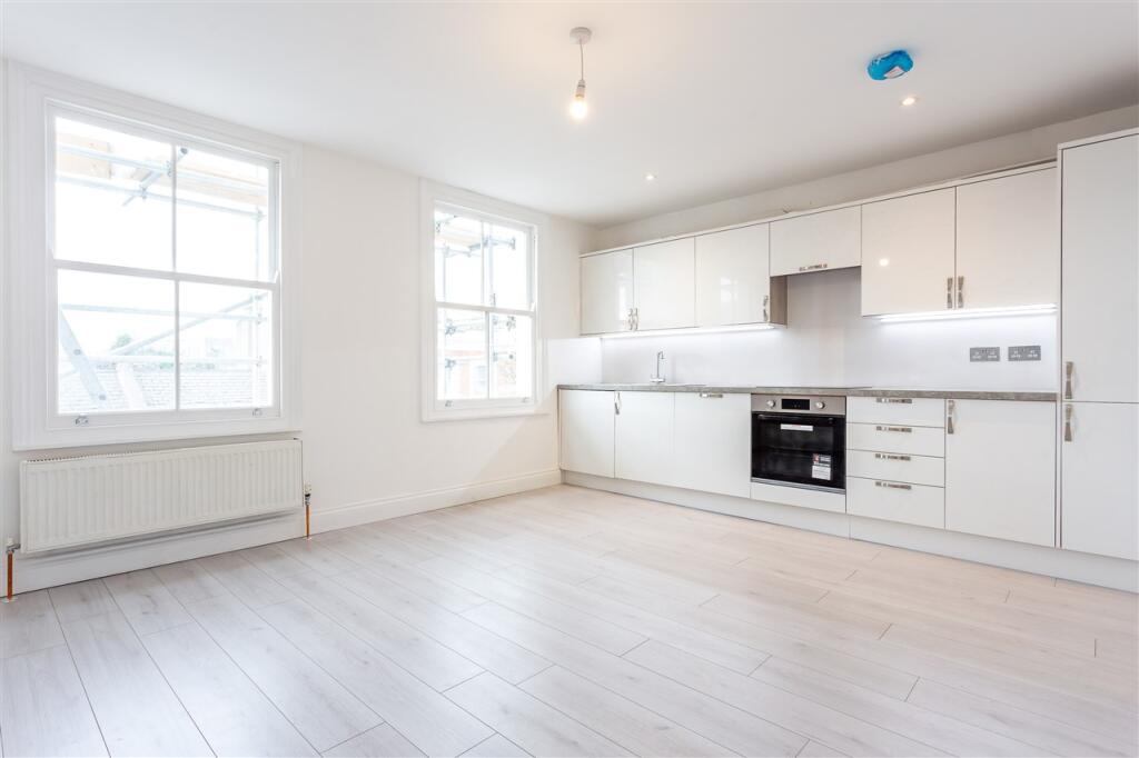 2 bed 1st Floor Flat for rent in Kensington. From Kerr and Co - Shepherds Bush & Hammersmith
