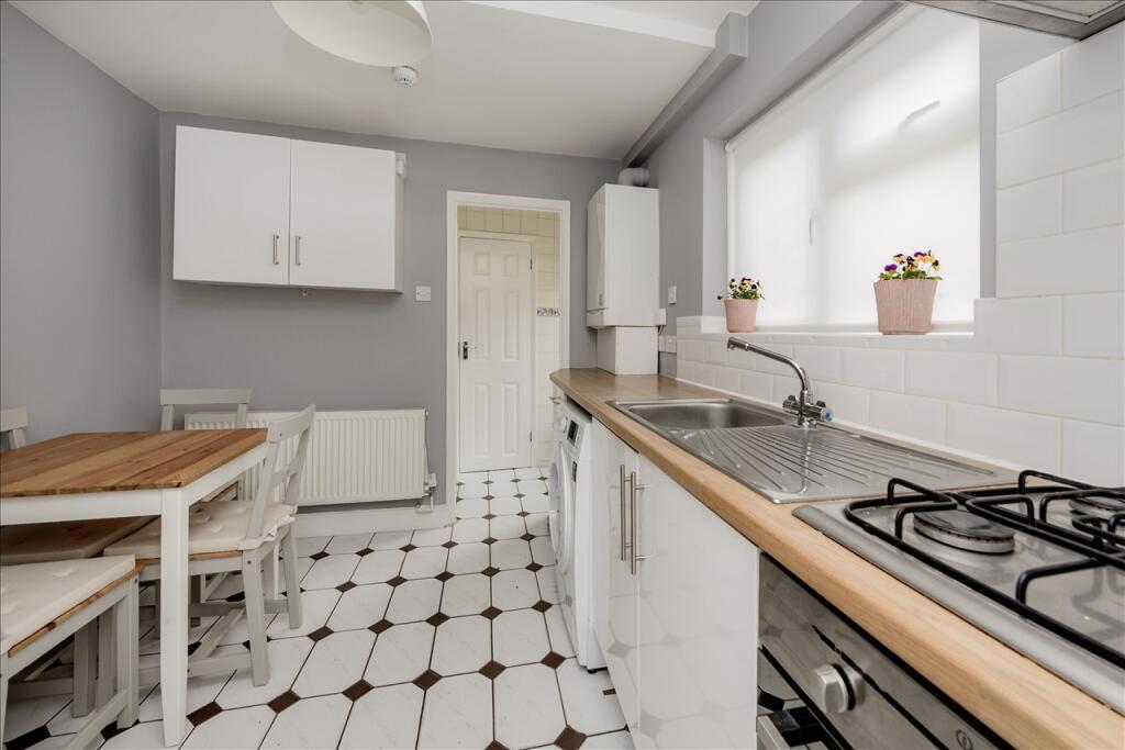 2 bed 1st Floor Flat for rent in London. From Kerr and Co - Shepherds Bush & Hammersmith