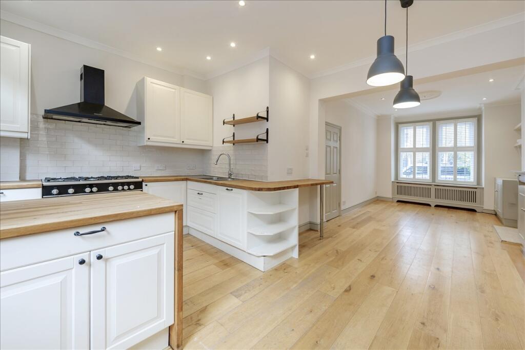 4 bed Mid Terraced House for rent in London. From Kerr and Co - Shepherds Bush & Hammersmith