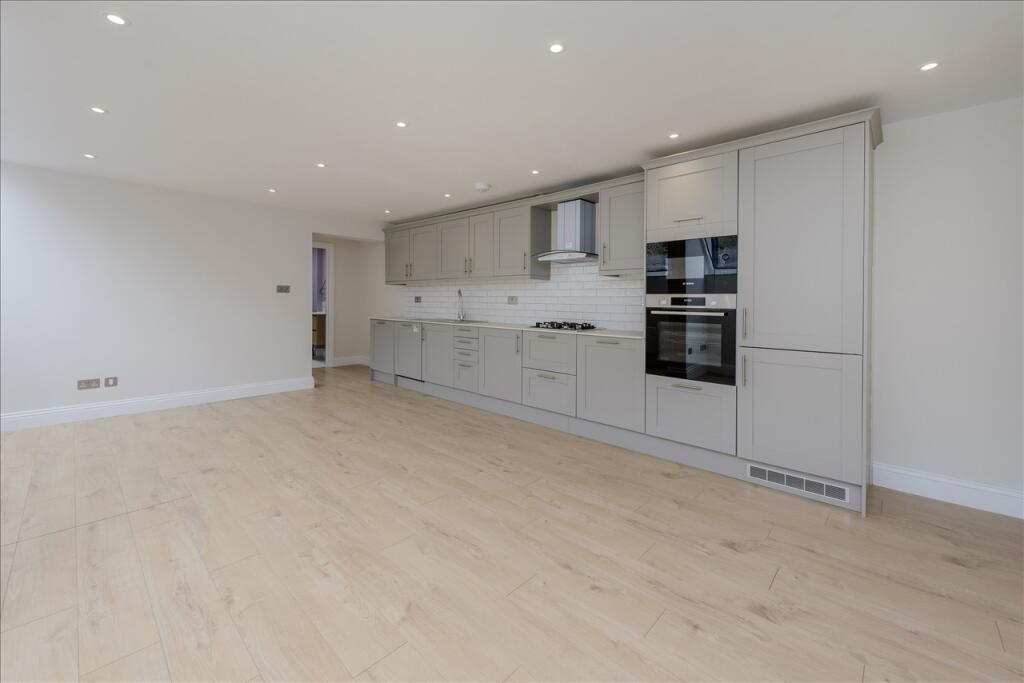 1 bed 1st Floor Flat for rent in London. From Kerr and Co - Shepherds Bush & Hammersmith