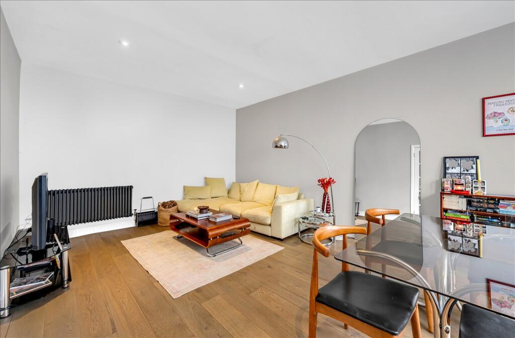 2 bed 1st Floor Flat for rent in London. From Kerr and Co - Shepherds Bush & Hammersmith
