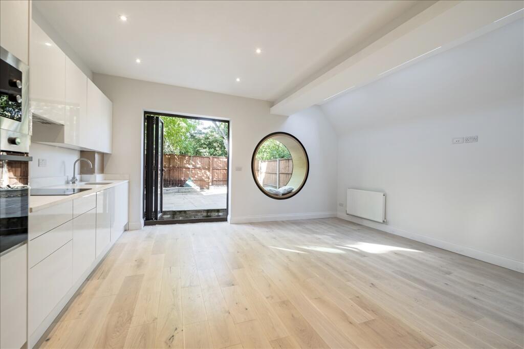 2 bed 1st Floor Flat for rent in London. From Kerr and Co - Shepherds Bush & Hammersmith