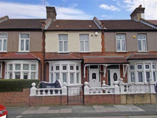 3 bed Mid Terraced House for rent in London. From Kings Group - Bethnal Green