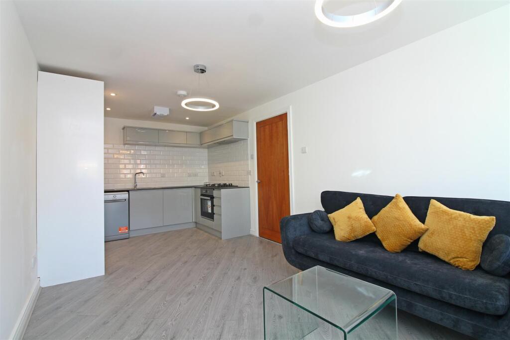 3 bed 1st Floor Flat for rent in London. From Kings Group - Bethnal Green