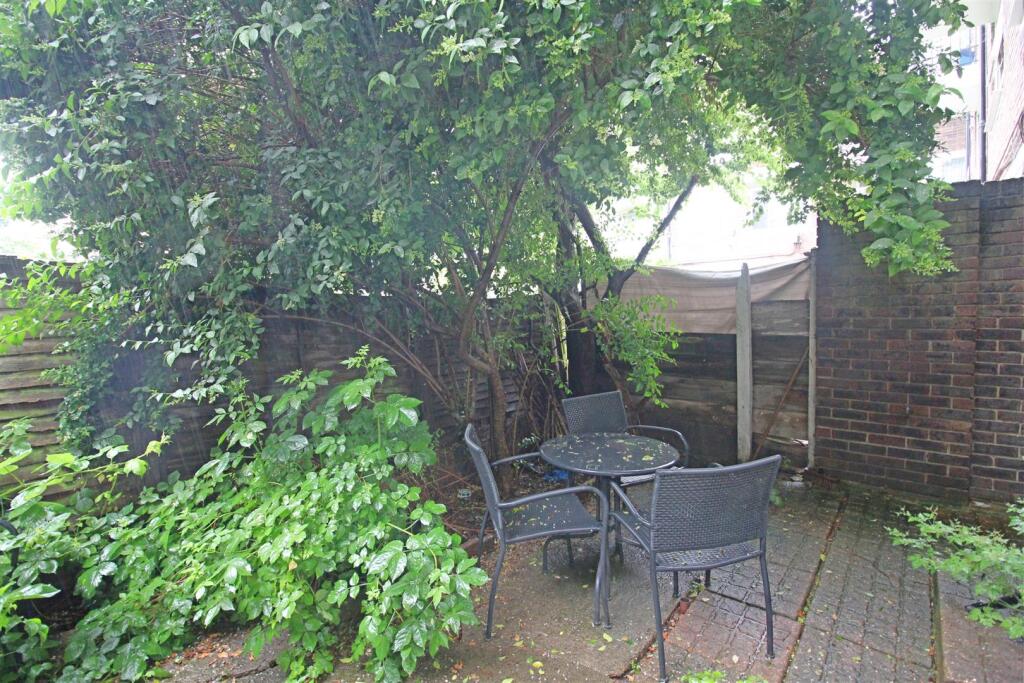 4 bed 1st Floor Flat for rent in Poplar. From Kings Group - Bethnal Green
