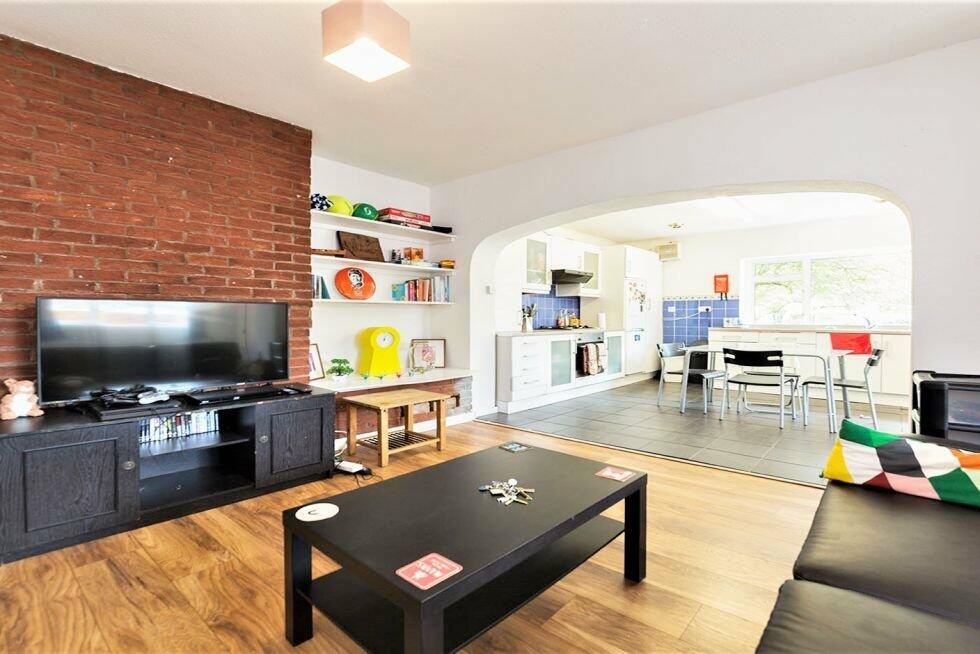 4 bed Semi-Detached House for rent in Hammersmith. From Black katz - West Hampstead