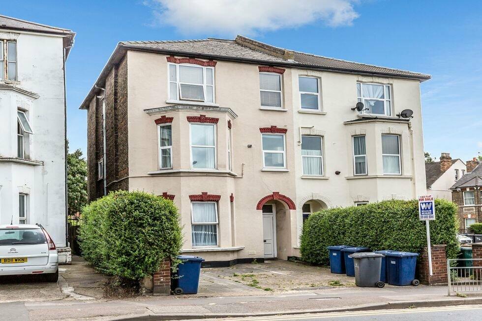 3 bed Semi-Detached House for rent in Willesden. From Black katz - West Hampstead