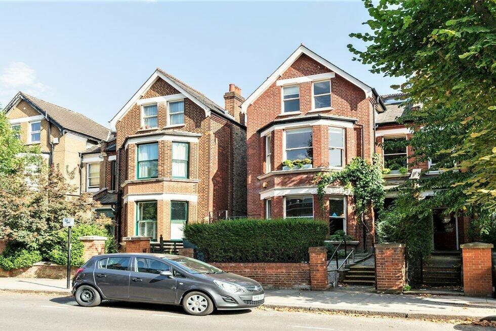 3 bed 1st Floor Flat for rent in Willesden. From Black katz - West Hampstead