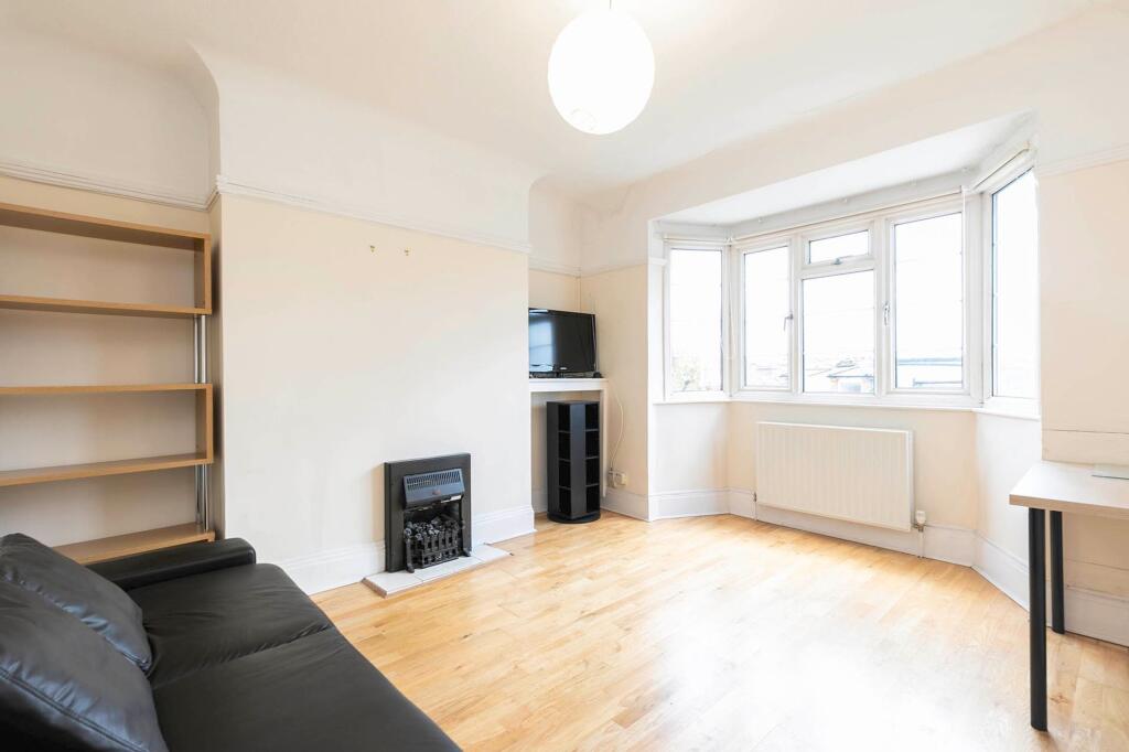 2 bed 1st Floor Flat for rent in Hampstead. From Black katz - West Hampstead