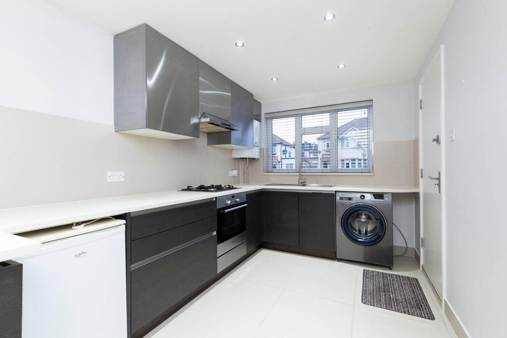 1 bed 1st Floor Flat for rent in London. From Black katz - West Hampstead