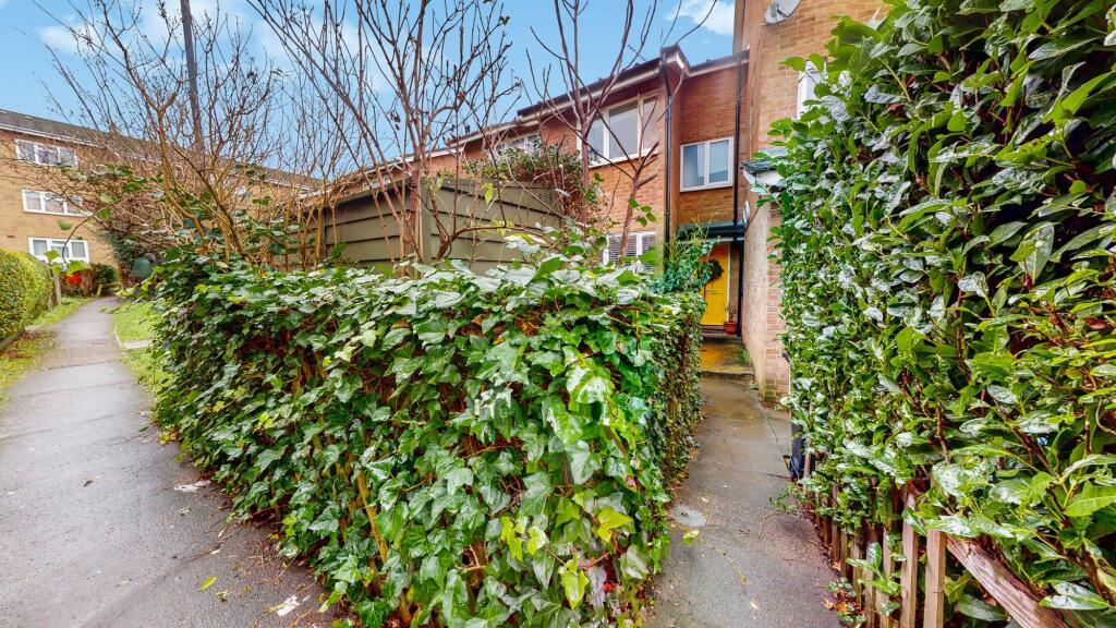 3 bed Mid Terraced House for rent in London. From Black katz - West Hampstead