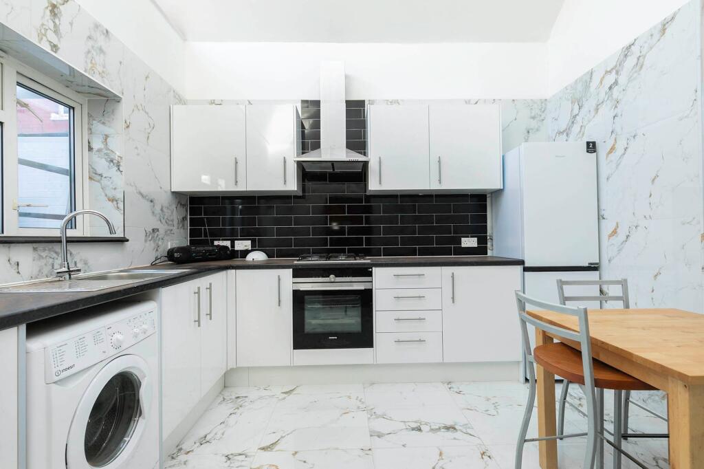 1 bed 1st Floor Flat for rent in London. From Black katz - West Hampstead