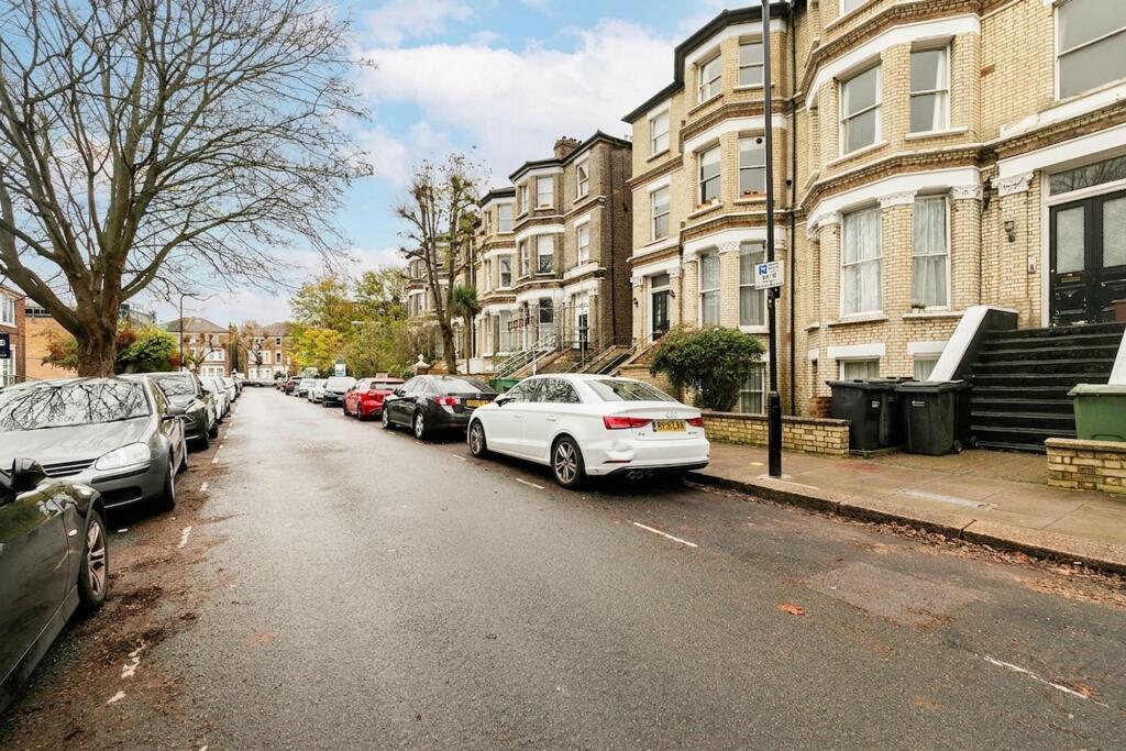 1 bed 1st Floor Flat for rent in London. From Black katz - West Hampstead