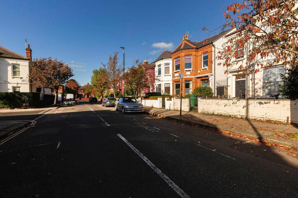 3 bed 1st Floor Flat for rent in London. From Black katz - West Hampstead
