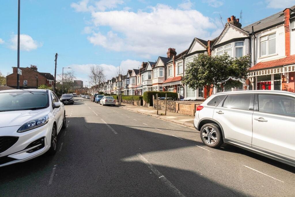 5 bed 1st Floor Flat for rent in Willesden. From Black katz - West Hampstead