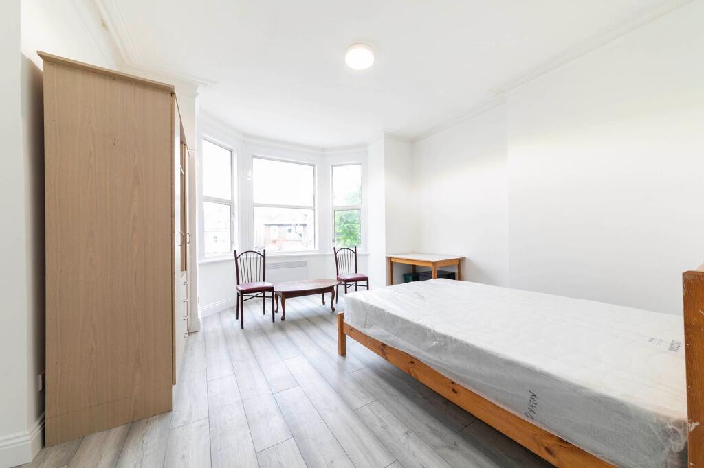 1 bed 1st Floor Flat for rent in London. From Black katz - West Hampstead