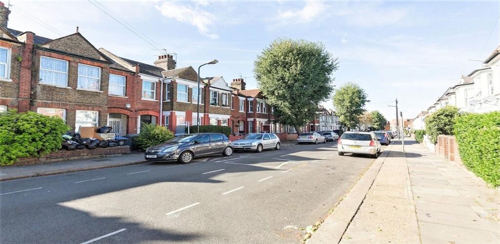 1 bed 1st Floor Flat for rent in Willesden. From Black katz - West Hampstead