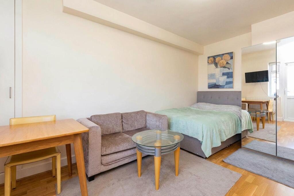 4 bed Studio for rent in Willesden. From Black katz - West Hampstead