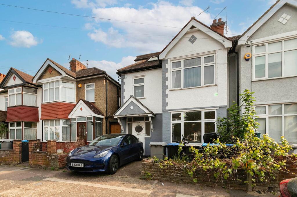 2 bed 1st Floor Flat for rent in Willesden. From Black katz - West Hampstead