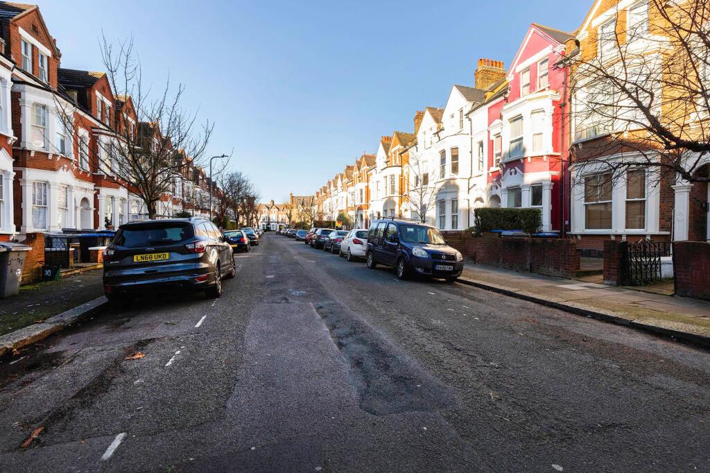 3 bed 1st Floor Flat for rent in Willesden. From Black katz - West Hampstead