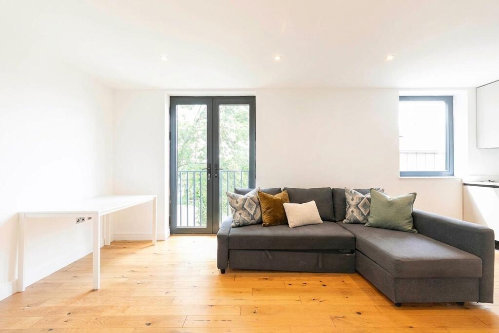 3 bed 1st Floor Flat for rent in Willesden. From Black katz - West Hampstead