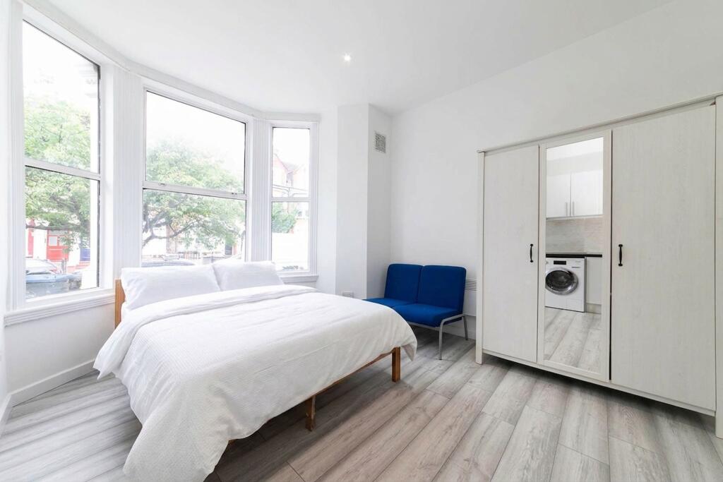 4 bed Studio for rent in Willesden. From Black katz - West Hampstead 4 bed Studio for rent in Willesden. From Black katz - West Hampstead