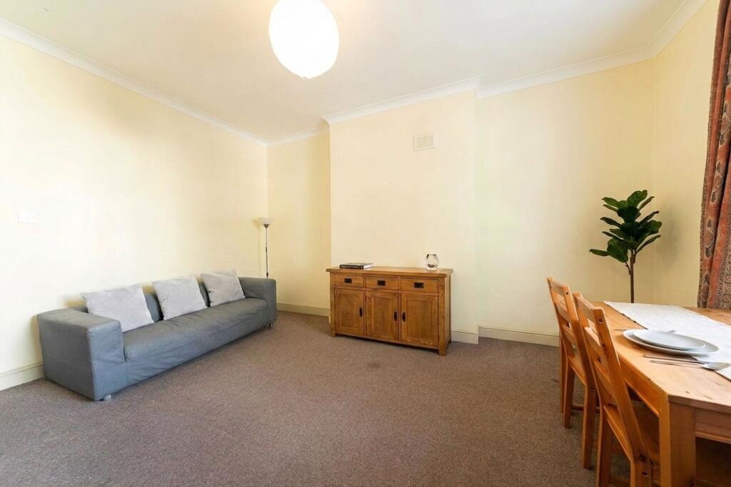 2 bed 1st Floor Flat for rent in Hampstead. From Black katz - West Hampstead