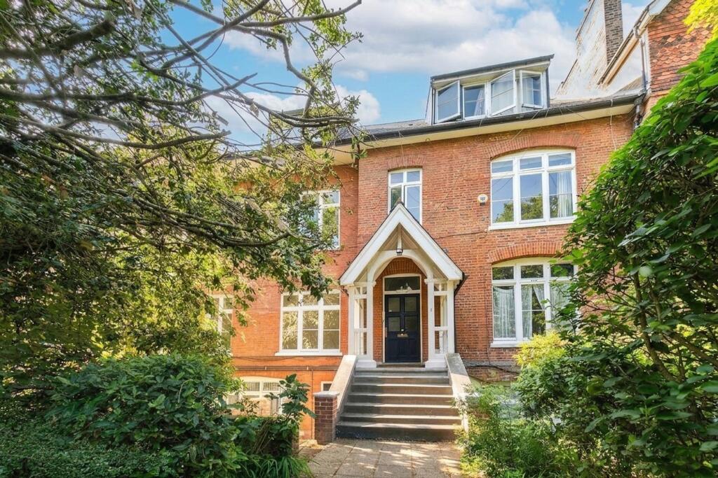 2 bed 1st Floor Flat for rent in Hampstead. From Black katz - West Hampstead