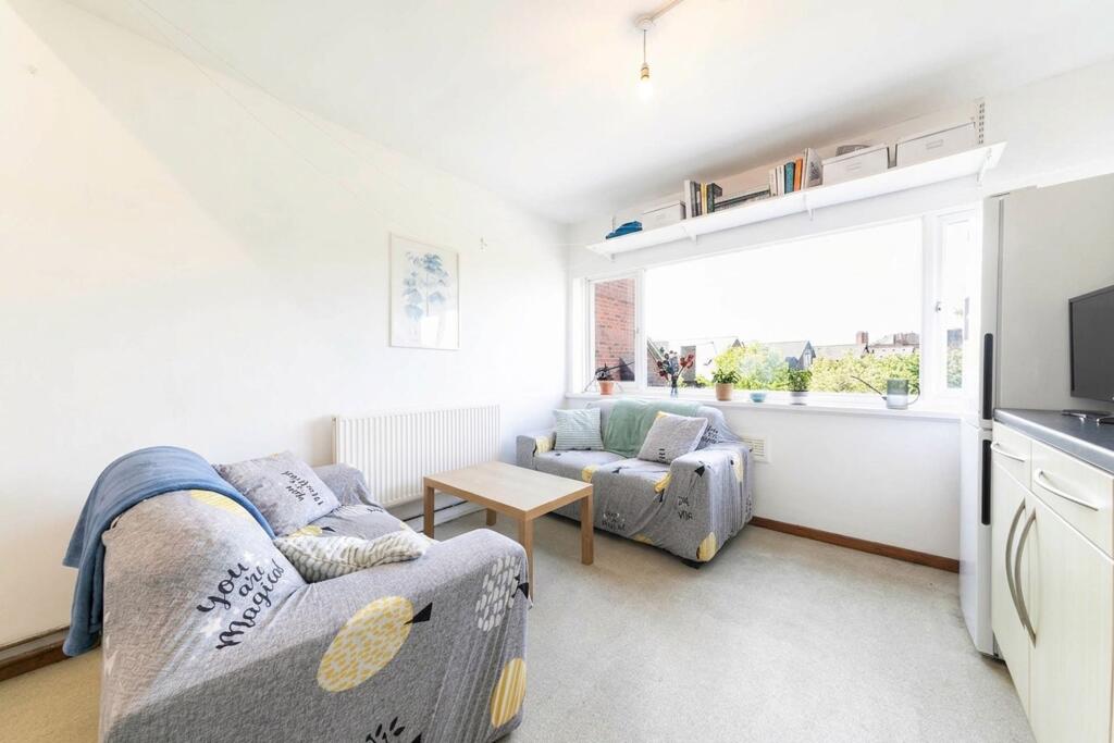 3 bed 1st Floor Flat for rent in Hampstead. From Black katz - West Hampstead