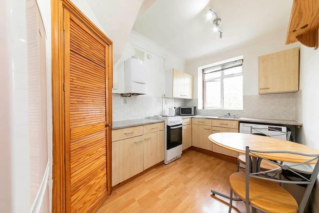 3 bed 1st Floor Flat for rent in London. From Black katz - West Hampstead