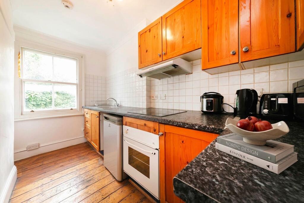 3 bed 1st Floor Flat for rent in Kensington. From Black katz - West Hampstead