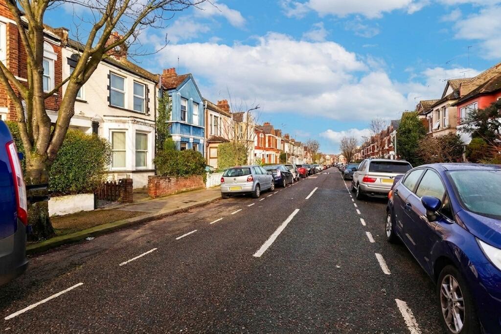 4 bed 1st Floor Flat for rent in London. From Black katz - West Hampstead