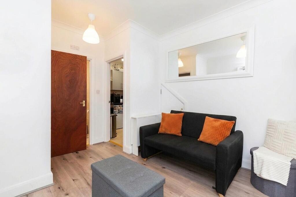 4 bed Studio for rent in Willesden. From Black katz - West Hampstead