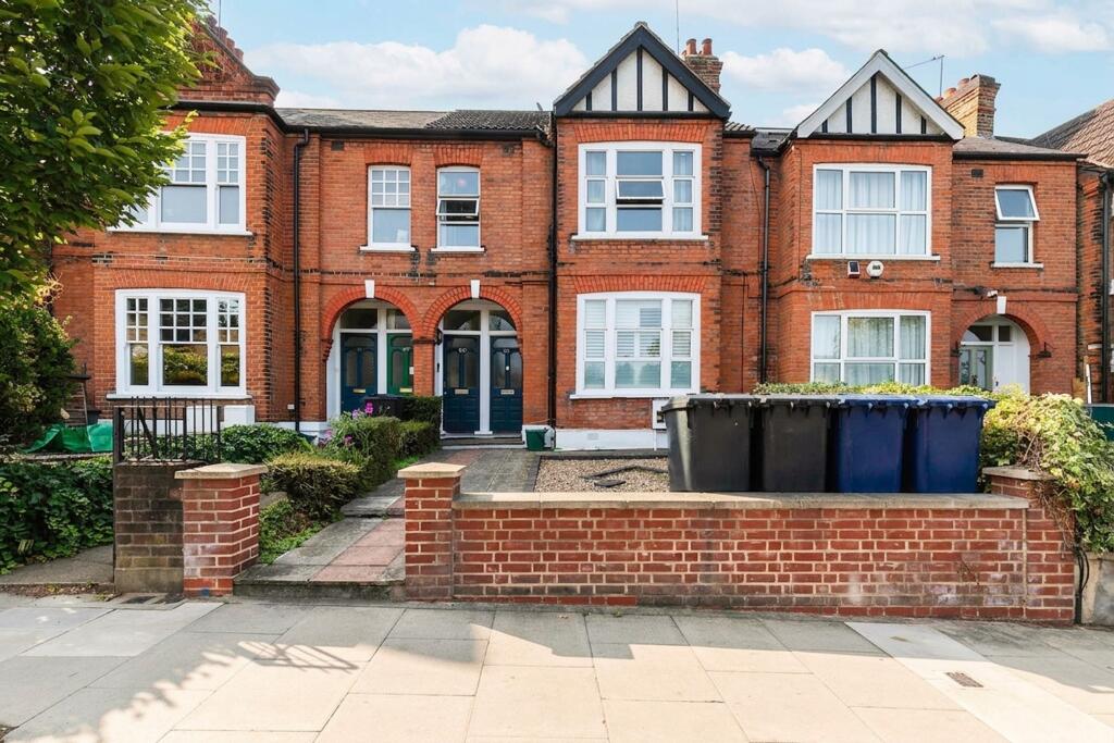 4 bed 1st Floor Flat for rent in Brentford. From Black katz - West Hampstead