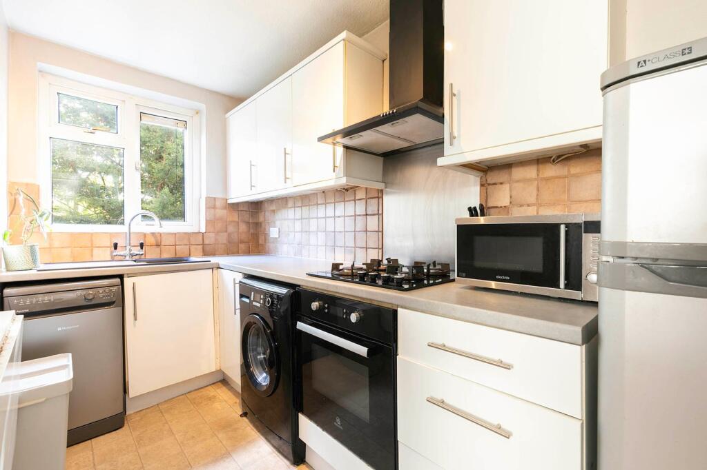 2 bed Apartment for rent in Acton. From Black katz - West Hampstead