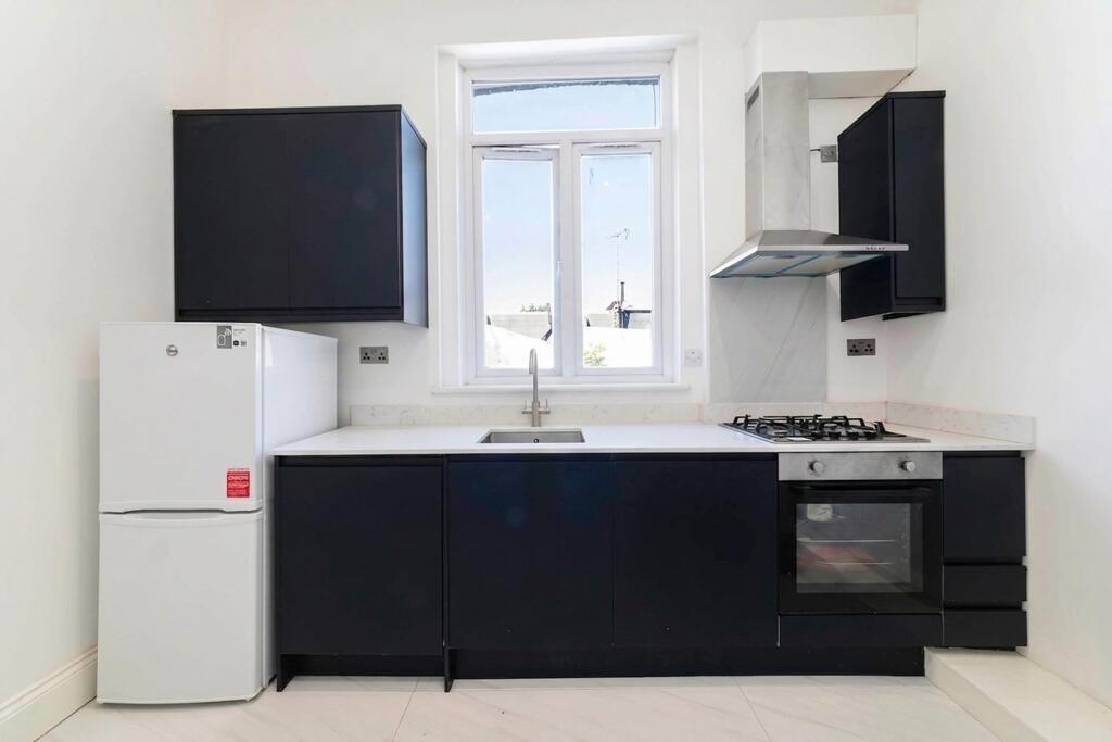 2 bed 1st Floor Flat for rent in Paddington. From Black katz - West Hampstead