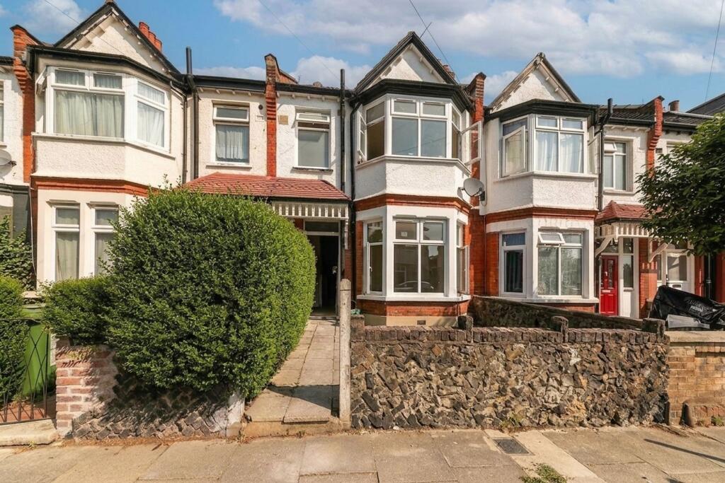 4 bed Mid Terraced House for rent in Willesden. From Black katz - West Hampstead