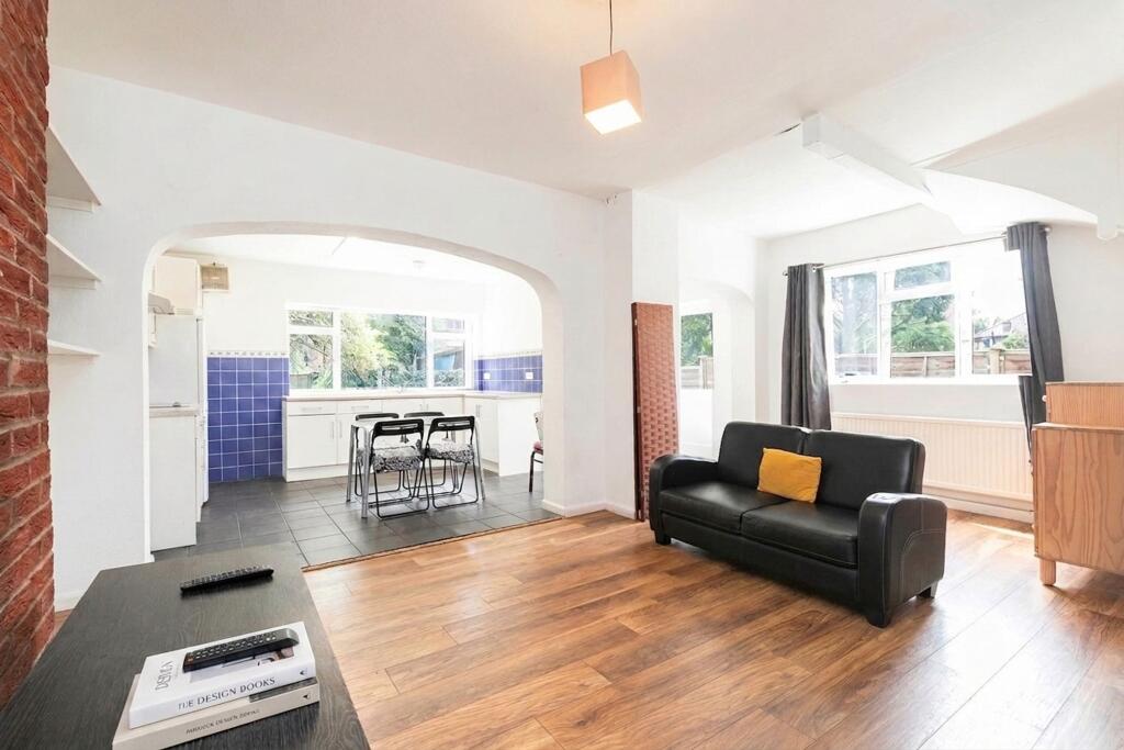 4 bed Mid Terraced House for rent in Hammersmith. From Black katz - West Hampstead