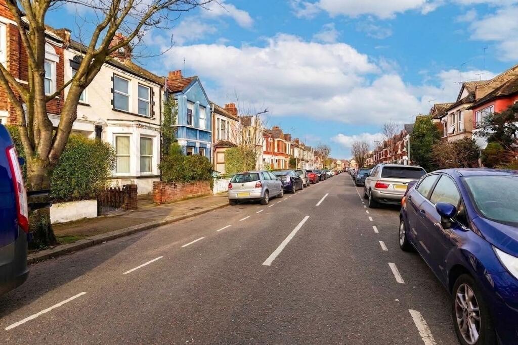 4 bed Mid Terraced House for rent in London. From Black katz - West Hampstead
