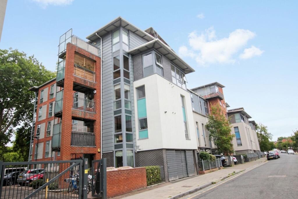 2 bed 1st Floor Flat for rent in Hackney. From Knight Bishop