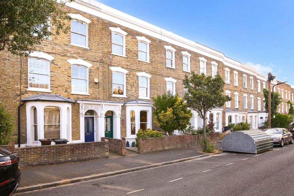 4 bed Mid Terraced House for rent in London. From Knight Bishop 4 bed Mid Terraced House for rent in London. From Knight Bishop